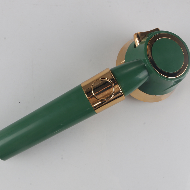 Aliran pancuran berwarna hijau tua